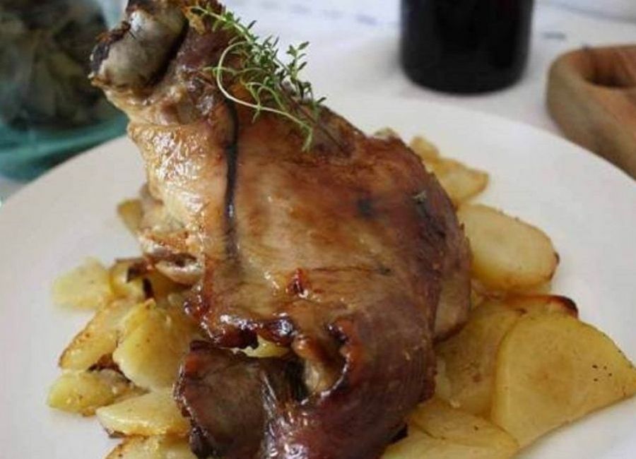 Cordero con papas, otra de las opciones que sugieren probar y animarse desde los distintos food traks.
