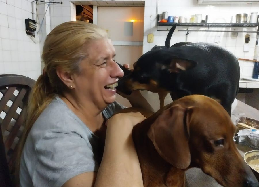 Roxana Emilia Jokmanovick presidente del a Asociación Fotos del Alma junto a sus mascotas.
