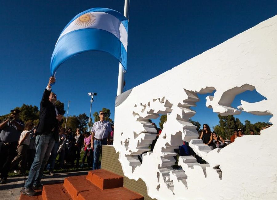 Un veterano que no solo lleva consigo las cicatrices de la guerra, sino también la responsabilidad de ser un faro para aquellos que, como él, fueron llamados a luchar por algo que trasciende el conflicto mismo: la soberanía y la justicia.
