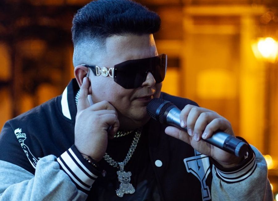 En un ritmo contagioso y con su característico estilo, El Pandaa invita a cuestionar lo que se muestra en las redes sociales.