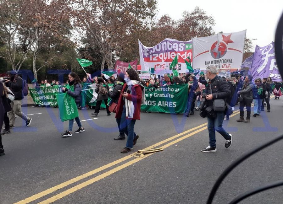 Las feminazis volvieron a aterrorizar a los vecinos, con destrucción de la vía pública incluida. (Foto: NOVA)