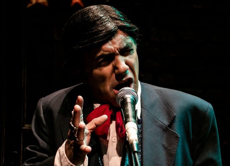 Esta leyenda del 2x4, el último gran mito viviente de nuestra música ciudadana, está de regreso para deleitarnos y emocionarnos con su canto, su bandoneón y sus increíbles historias de vida.