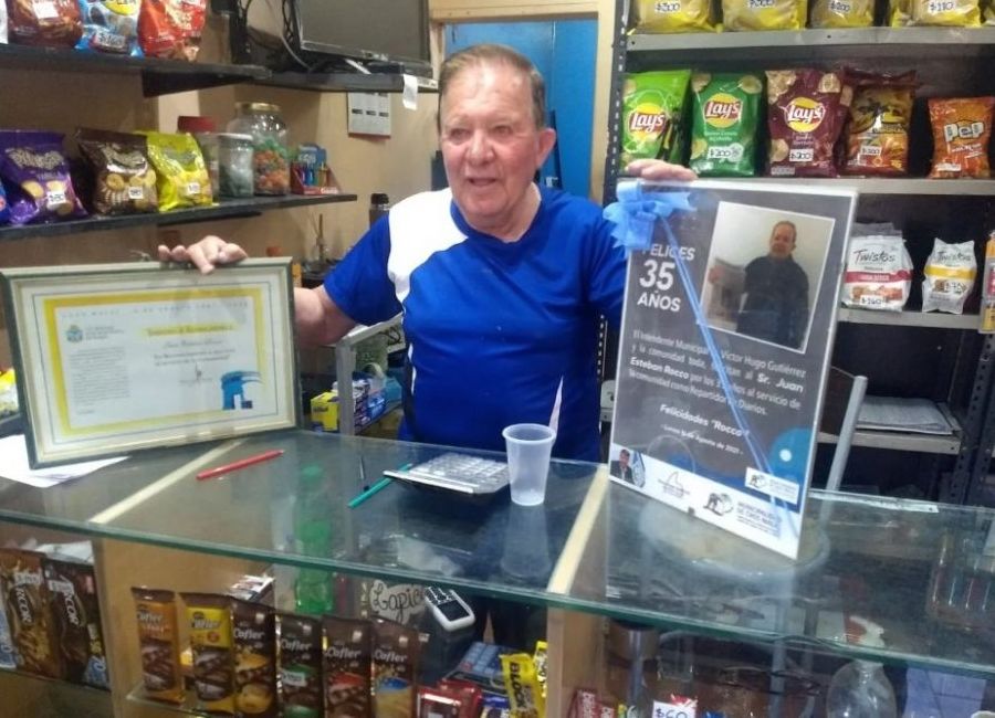 Rocco en su kiosco de Chos Malal mantiene vivo el mano a mano con la gente comentando las noticias.