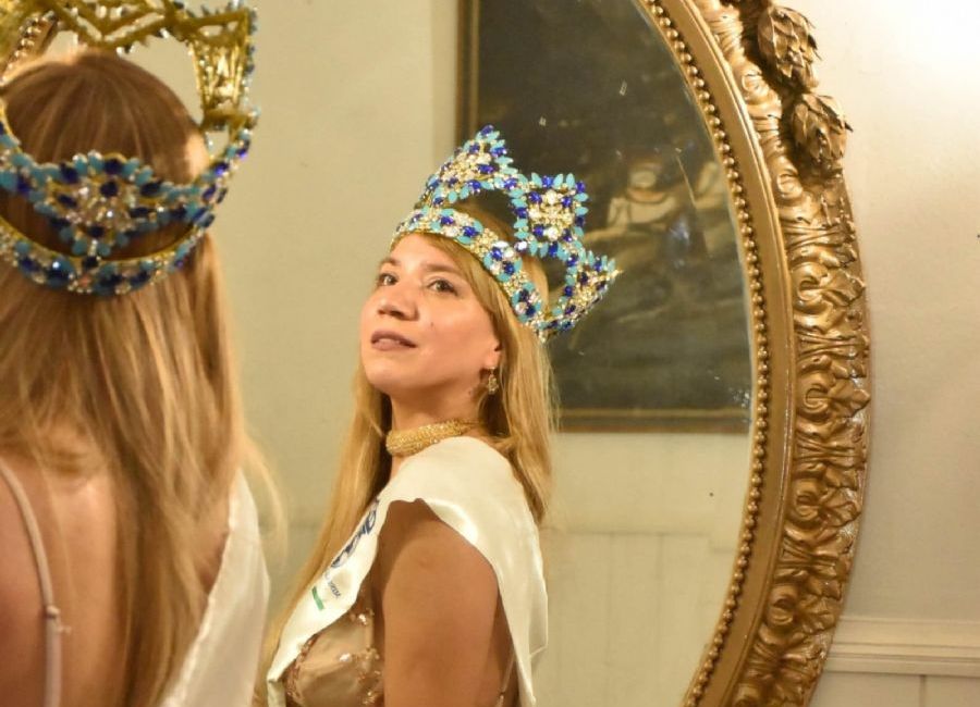 Ha consolidado su rol como líder en la industria de la moda y el empoderamiento femenino.