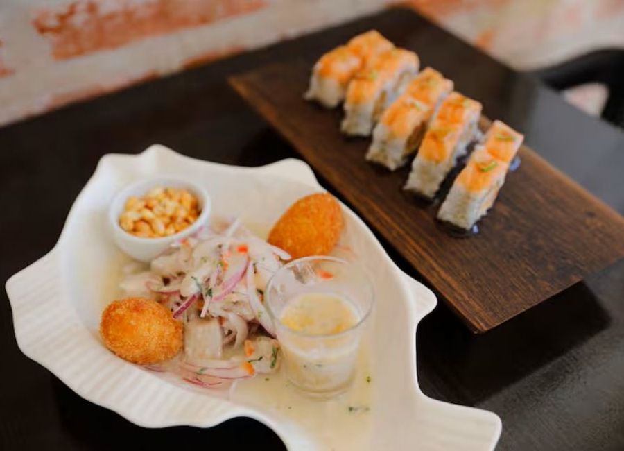 El ceviche de corvina y el sushi ya preparados por Elvis Barrera en Peruvian Nikkey