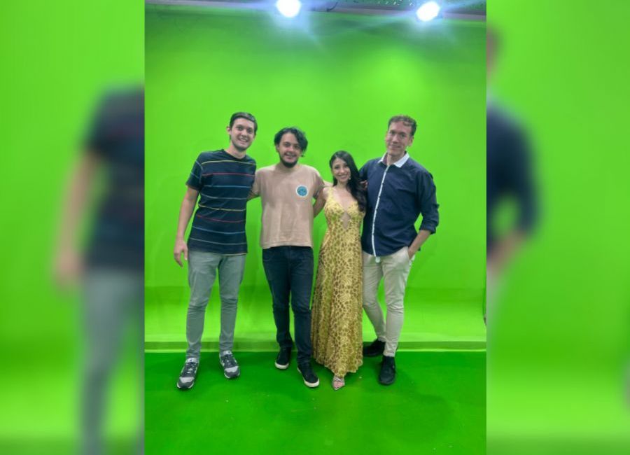 El estudio se llenó de flores y emoción durante el debut de TeleShow.