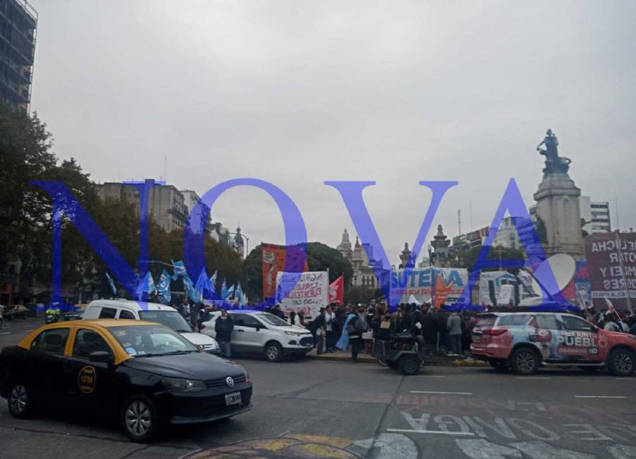 Docentes de escuelas públicas, privadas y de la universidad pública se manifestaron frente al Congreso. (Foto: NOVA)