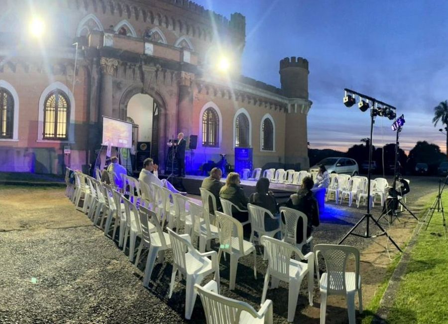 La pasarela desplegada en el Castillo de Piria.