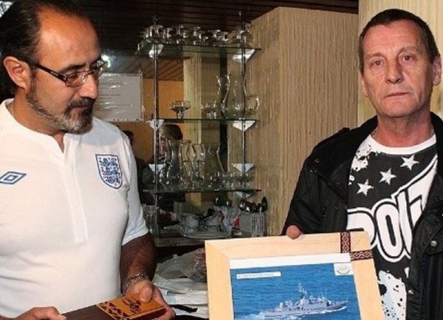 Mítico reencuentro entre el héroe Alejandro Víctor Ibáñez y el militar británico Michael Poole.